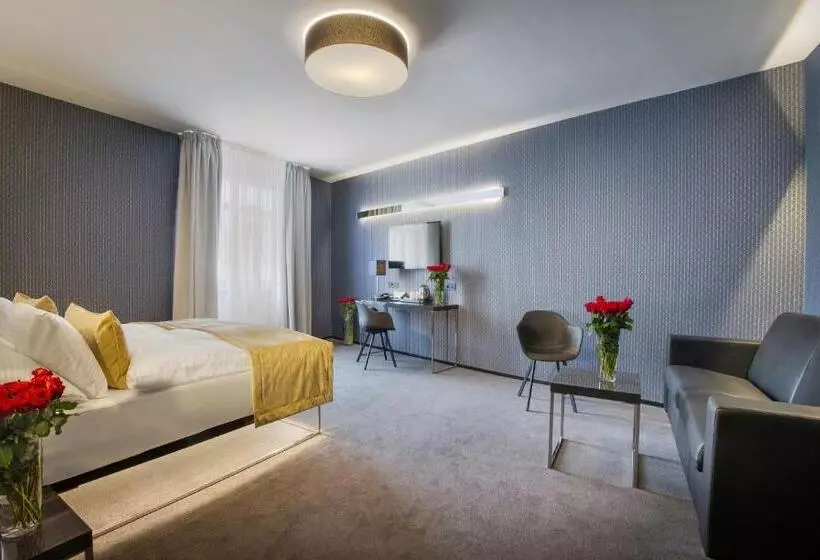 Quarto Quádruplo Deluxe, Mucha