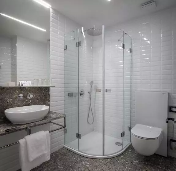 Quarto Triplo Deluxe, Mucha