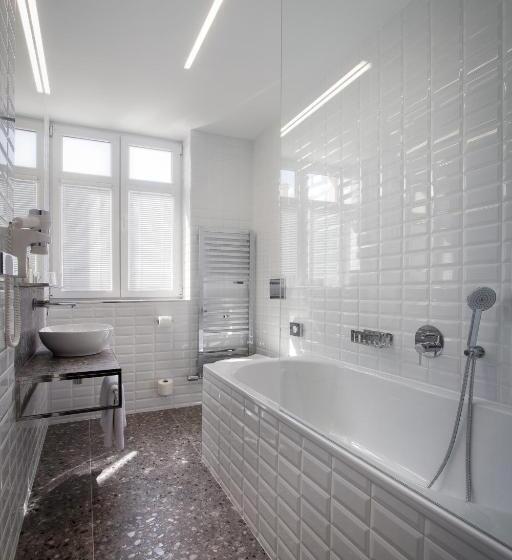 Quarto Triplo Deluxe, Mucha