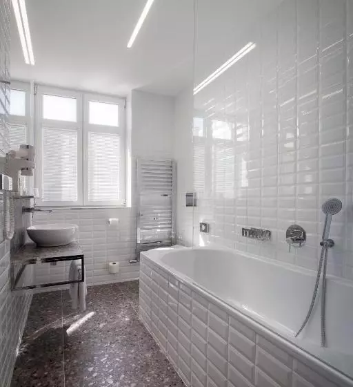 Quarto Triplo Deluxe, Mucha
