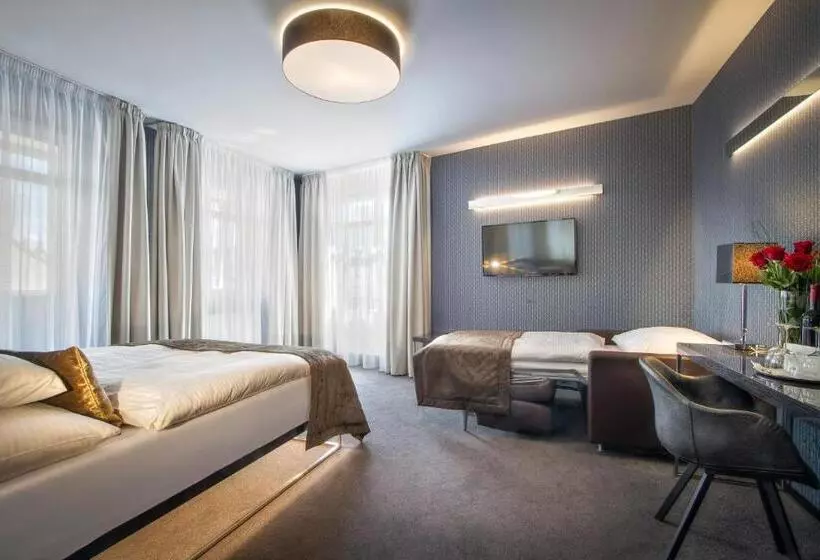Quarto Triplo Deluxe, Mucha