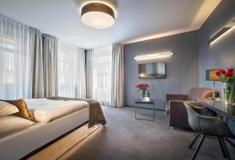 Quarto Triplo Deluxe, Mucha