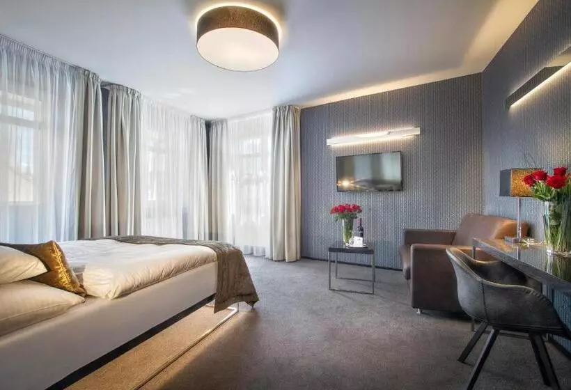 Quarto Triplo Deluxe, Mucha