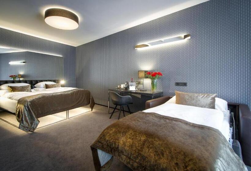 Quarto Triplo Deluxe, Mucha