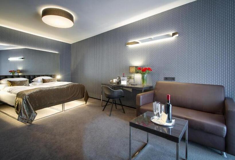 Quarto Triplo Deluxe, Mucha