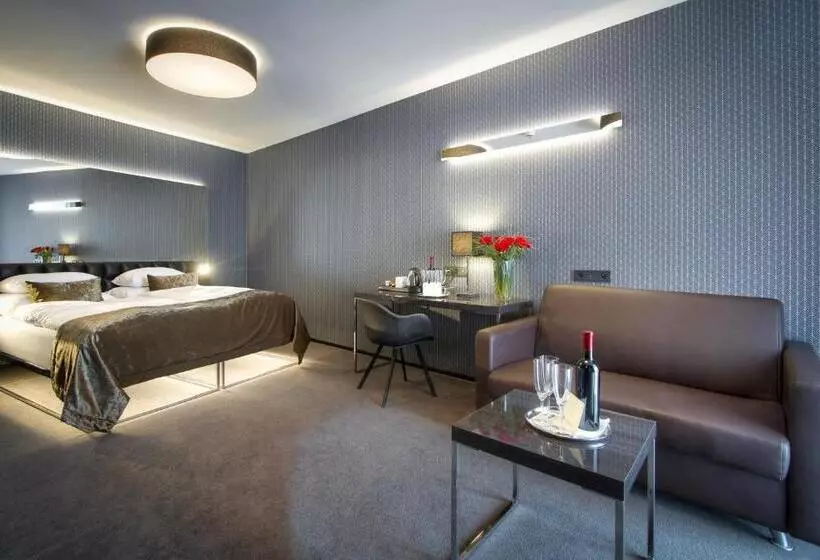Quarto Triplo Deluxe, Mucha