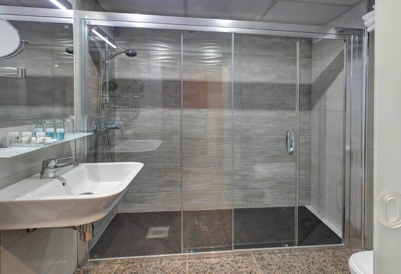 اتاق استاندارد سه نفره, Nuevo Triunfo