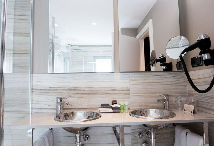 اتاق استاندارد سه نفره, Plaza