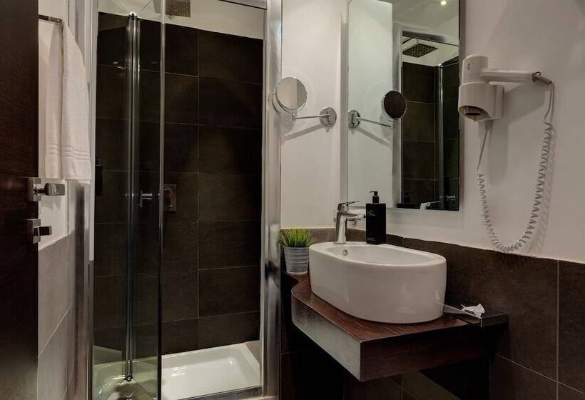 חדר סטנדרט לארבעה, Rinascimento   Gruppo Trevi Hotels