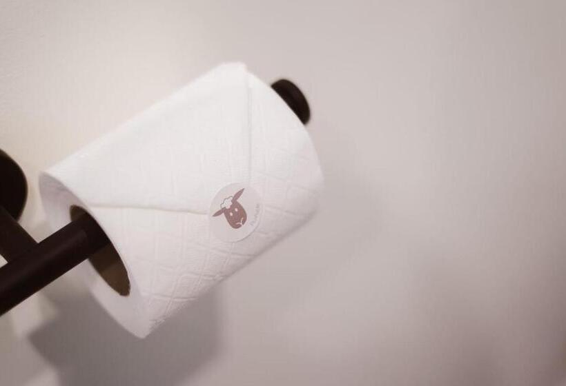 דירת חדר, Royal Oak