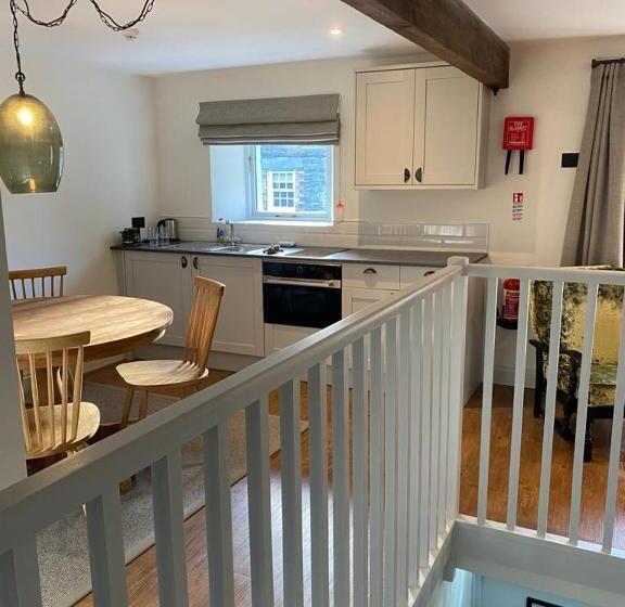 דירת חדר, Royal Oak