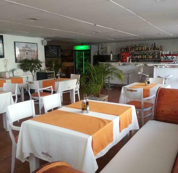 דירת חדר, Las Faluas