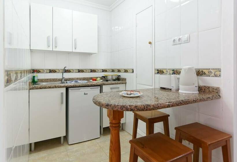 דירת חדר, Las Faluas