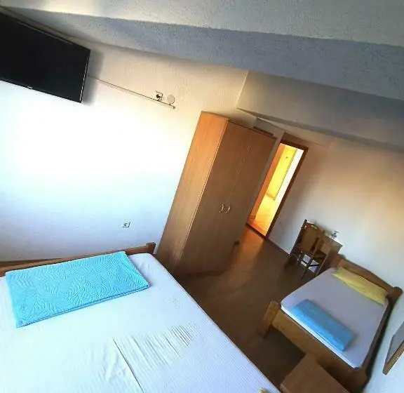 اتاق استاندارد سه تخته با چشمانداز باغ, Motel Gas Petrol