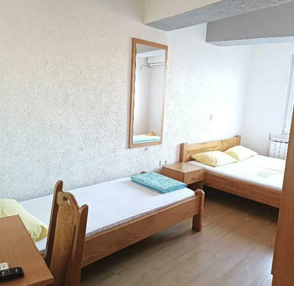 اتاق استاندارد سه تخته با چشم‌انداز باغ, Motel Gas Petrol