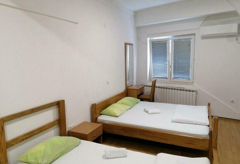 اتاق استاندارد سه تخته با چشم‌انداز باغ, Motel Gas Petrol