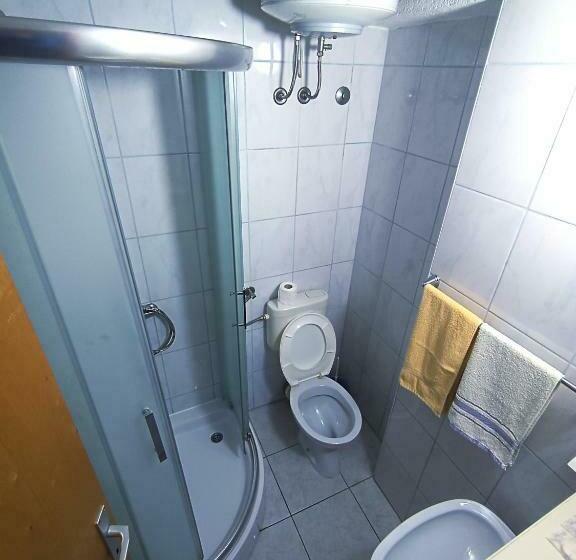 اتاق استاندارد سه نفره, Motel Gas Petrol