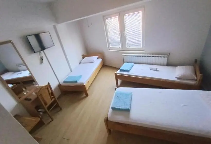 اتاق استاندارد سه نفره, Motel Gas Petrol