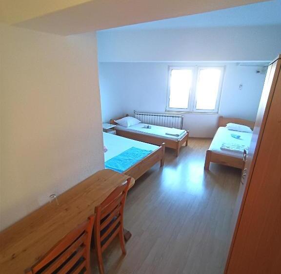 اتاق راحتی سه تخته, Motel Gas Petrol