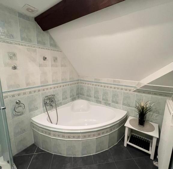 جناح مزوَّد بشرفة, Jiřičná