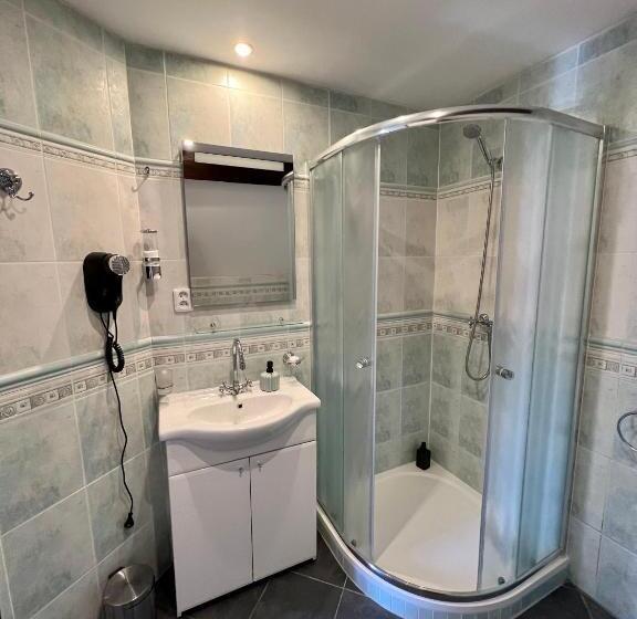 جناح مزوَّد بشرفة, Jiřičná