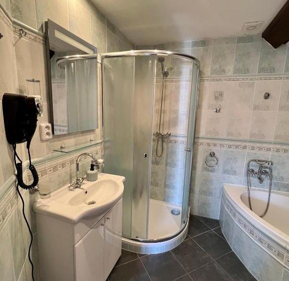 جناح مزوَّد بشرفة, Jiřičná