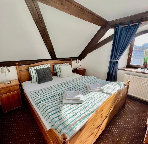 جناح مزوَّد بشرفة, Jiřičná