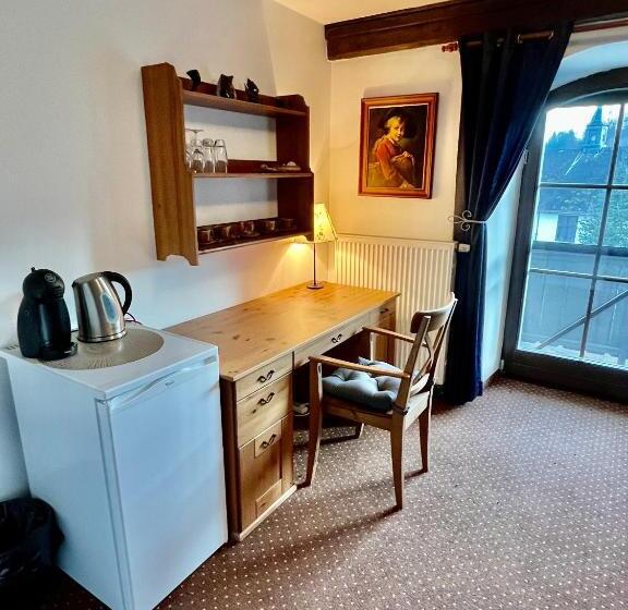 جناح مزوَّد بشرفة, Jiřičná