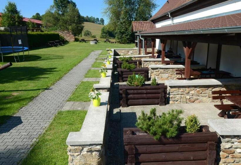 استوديو عائلي مع تراس, Jiřičná