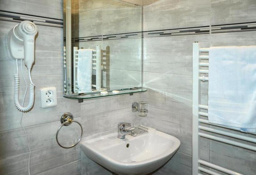 استوديو عائلي مع تراس, Jiřičná