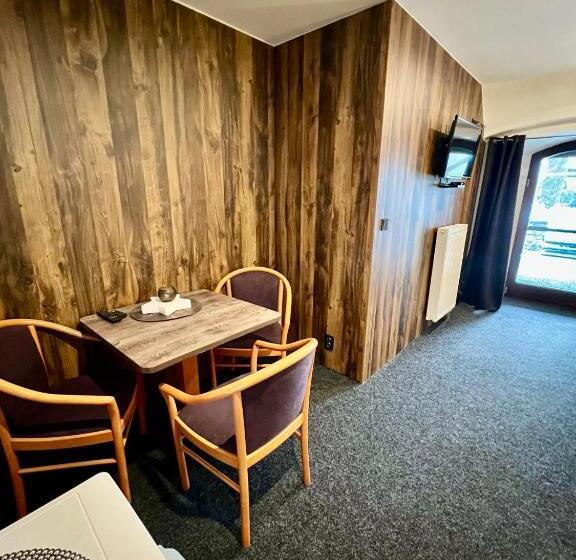 استوديو عائلي مع تراس, Jiřičná