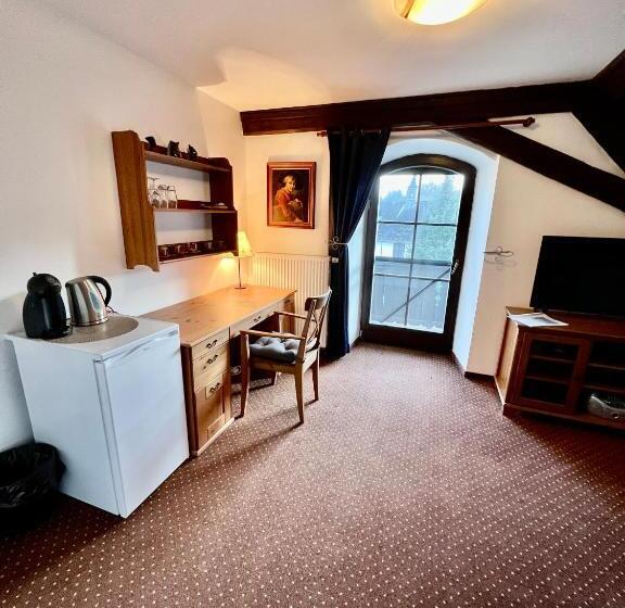 جناح مزوَّد بشرفة, Jiřičná