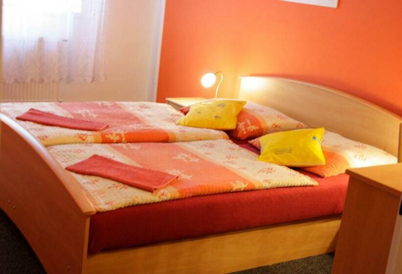 标准三人间, Koliba