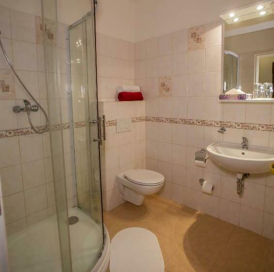 标准三人间, Koliba