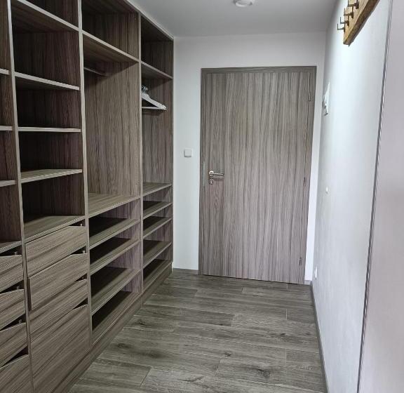 Standard Neljän Hengen Huone, Obzor