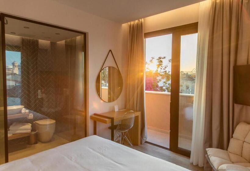 اتاق سوپریور با چشم‌انداز شهر, Old Port