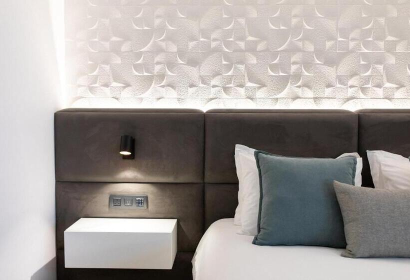 سوییت جونیور با چشم‌انداز شهر, Old Port