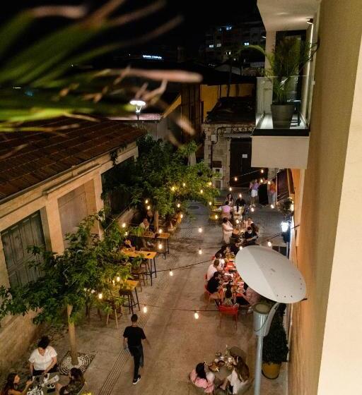 سوییت جونیور با چشم‌انداز شهر, Old Port