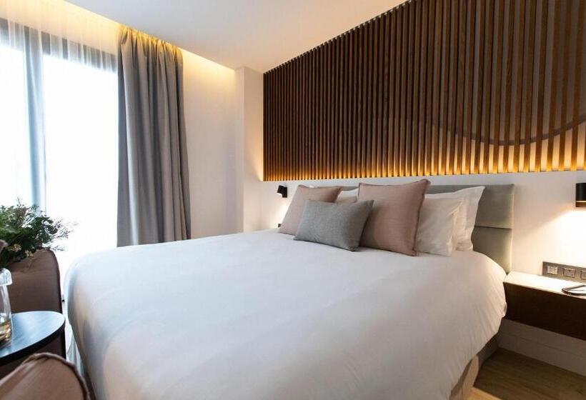 سوییت جونیور با چشم‌انداز شهر, Old Port