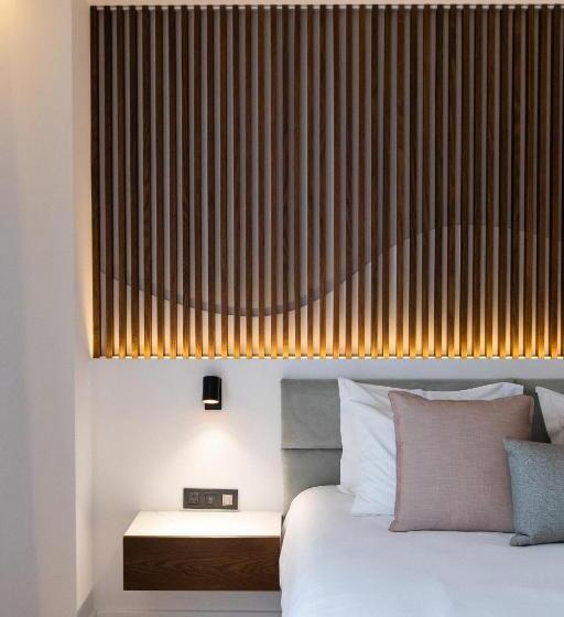 سوییت جونیور با چشم‌انداز شهر, Old Port