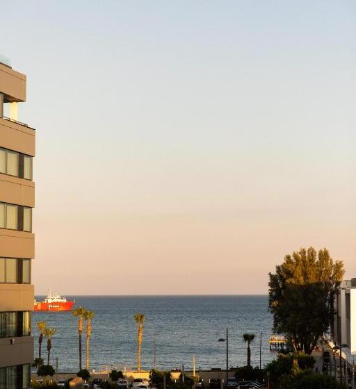 سوییت جونیور با چشم‌انداز شهر, Old Port