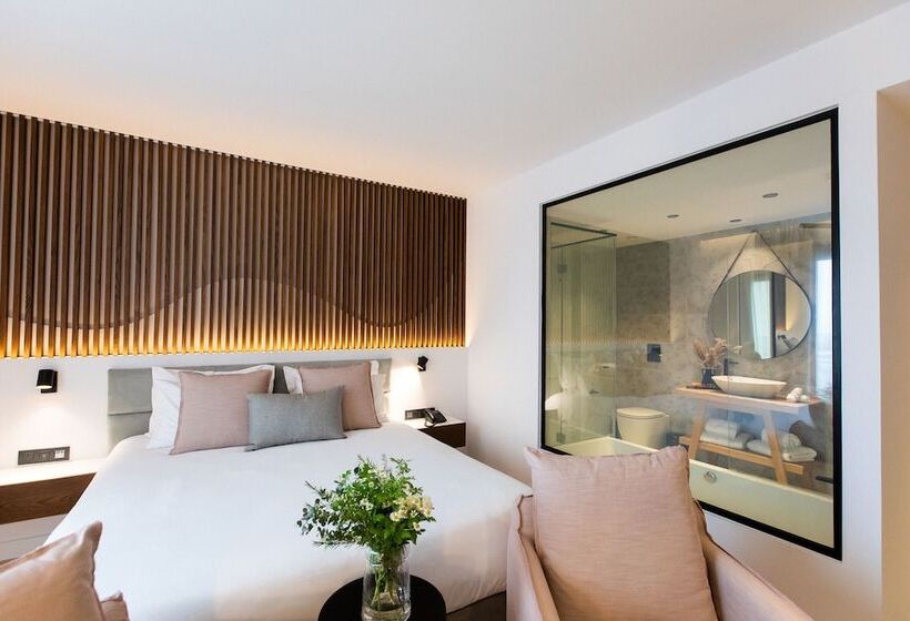 سوییت جونیور با چشم‌انداز شهر, Old Port