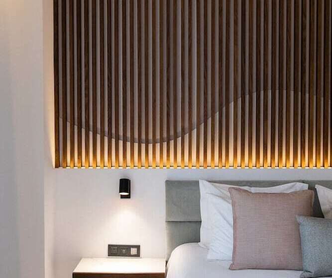 سوییت جونیور با چشم‌انداز شهر, Old Port