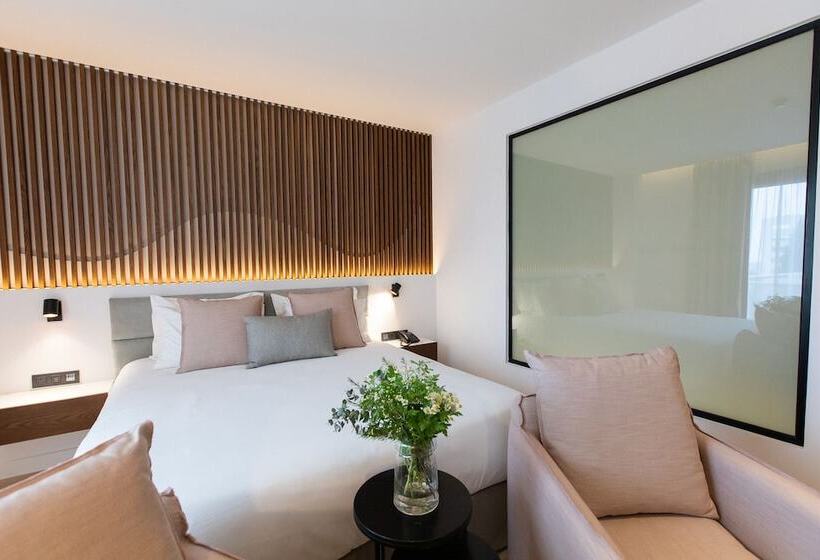 سوییت جونیور با چشم‌انداز شهر, Old Port