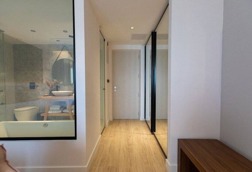 سوییت جونیور با چشم‌انداز شهر, Old Port