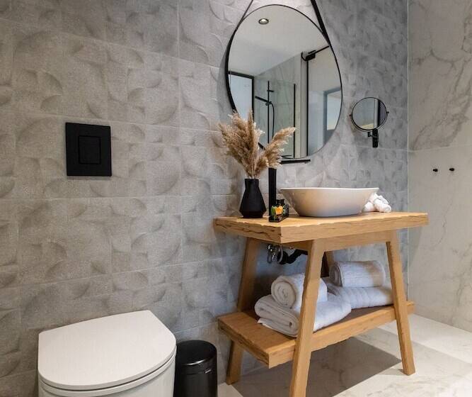 سوییت جونیور با چشم‌انداز شهر, Old Port