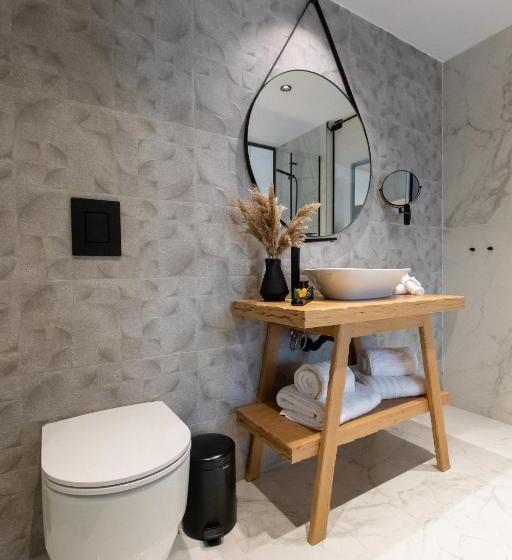 سوییت جونیور با چشم‌انداز شهر, Old Port