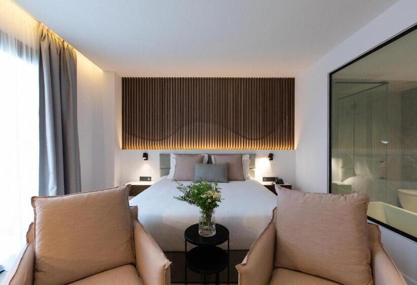 سوییت جونیور با چشم‌انداز شهر, Old Port