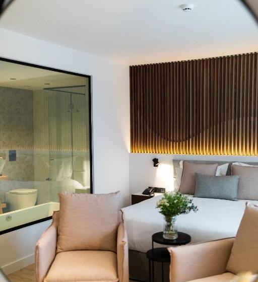 سوییت جونیور با چشم‌انداز شهر, Old Port