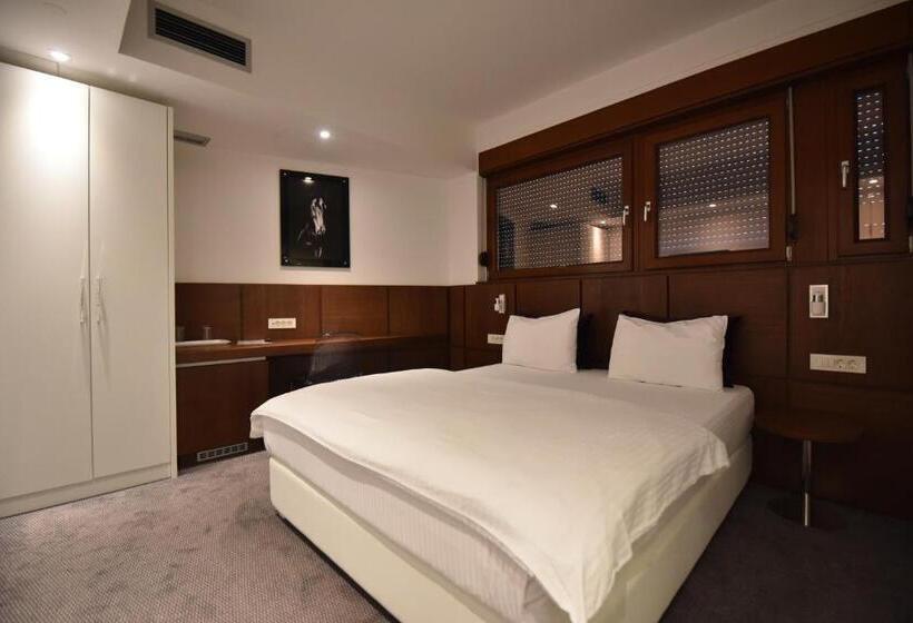 اتاق استاندارد, Sesto Senso